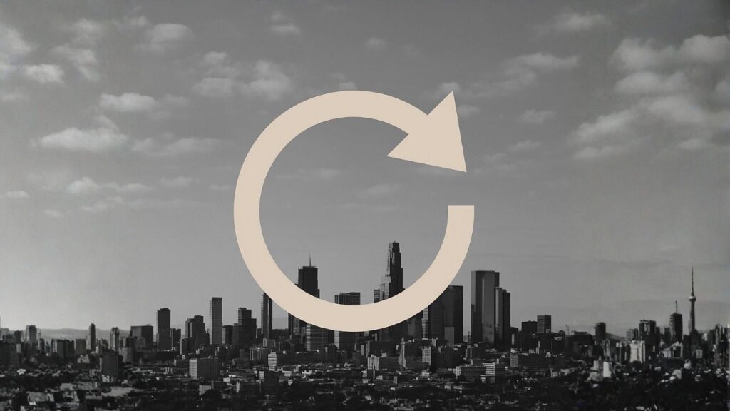 Monochrominė iliustracija su miesto panoramos fonu ir apskritimu su rodykle – simboliškai pavaizduotas pakartotinis ISO sertifikavimas.