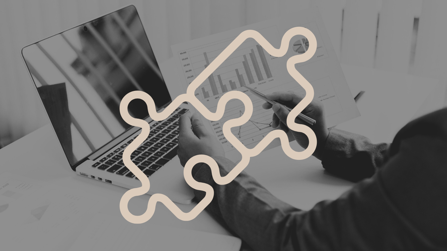 Verslo procesų valdymo iliustracija: dėlionės formos simbolis perteikia skirtingų ISO standartų integraciją į vieningą sistemą verslo aplinkoje.